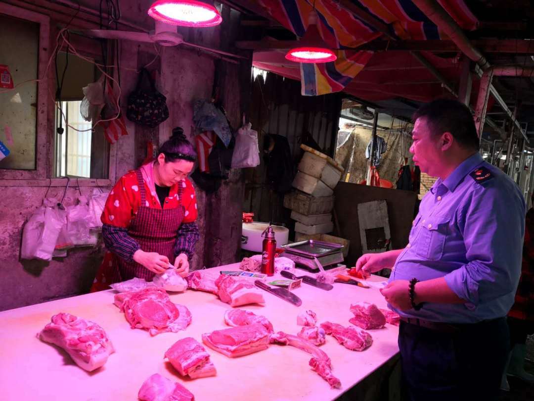 对辖区各农贸市场猪肉摊检查情况看,并未发现与视频中相符的摊点,摊主