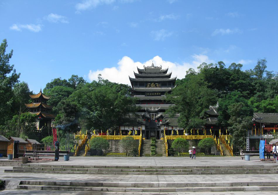 重庆潼南区的定明山下,有一座大佛寺,因雕刻有一尊八丈高的大佛而得名