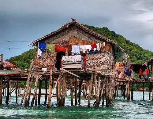 干栏式房屋:流行于东南亚 在缅甸,泰国,老挝,越南等国,干栏式的民居