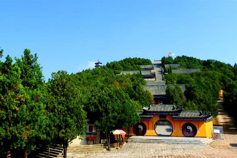 凤凰山脚下的珍珠泉又名"咄泉",《太平寰宇记》称,"茗人至其旁,大叫