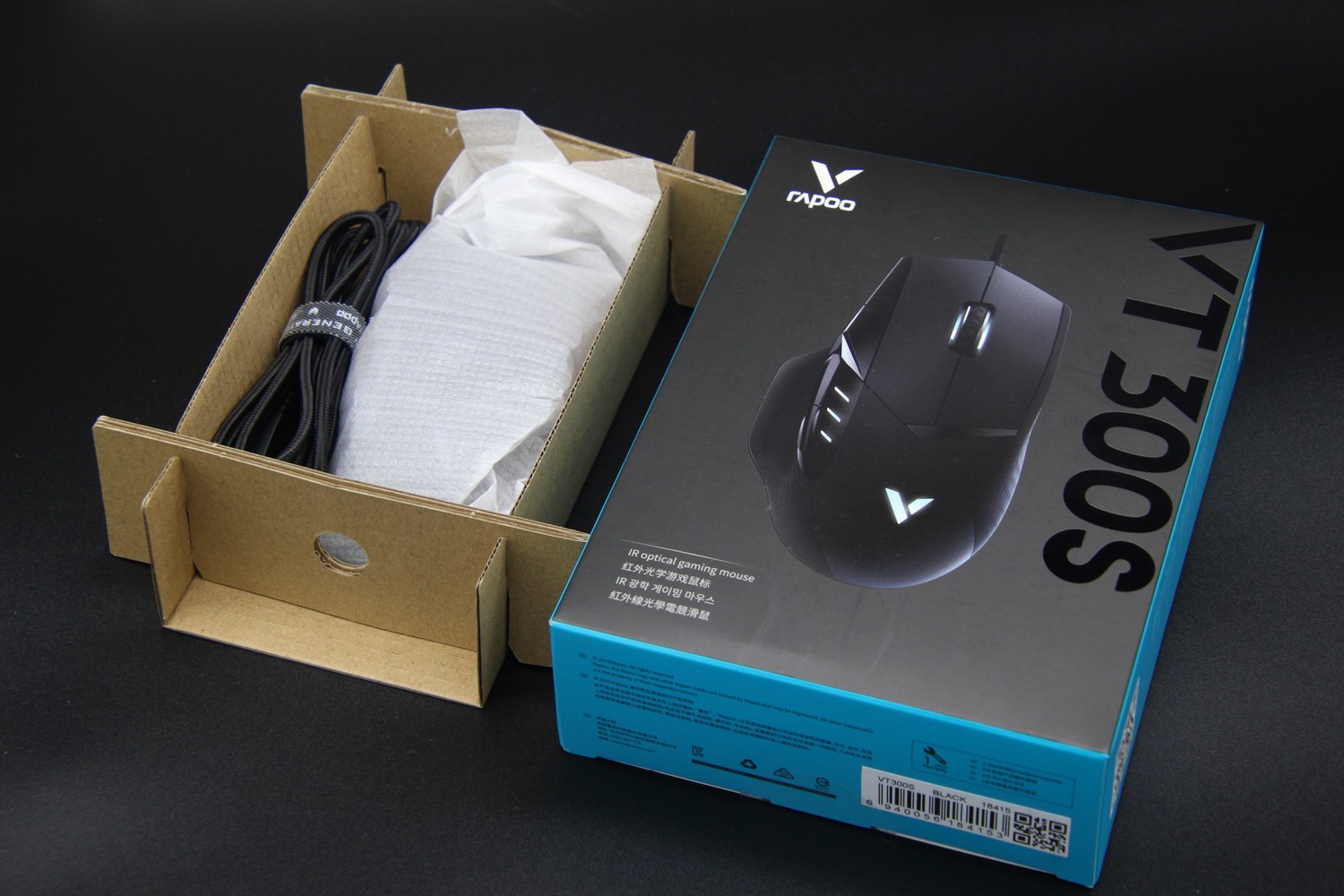 雷柏vt300s电竞游戏鼠标的包装盒采用了雷柏一贯的蓝黑搭配色,风格