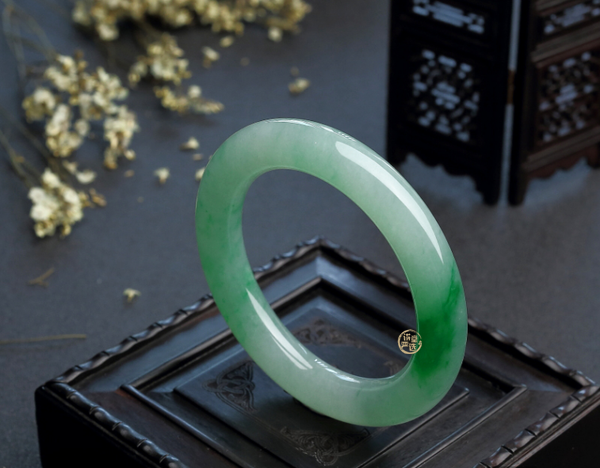 戴翡翠手镯的好处_玉石