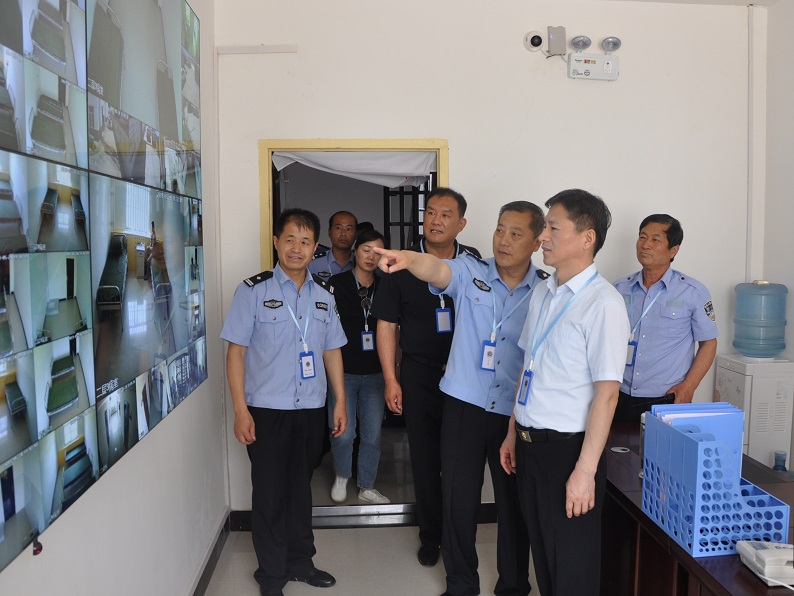 张卫毅一行还深入县禁毒办,城关社区戒毒(康复)工作