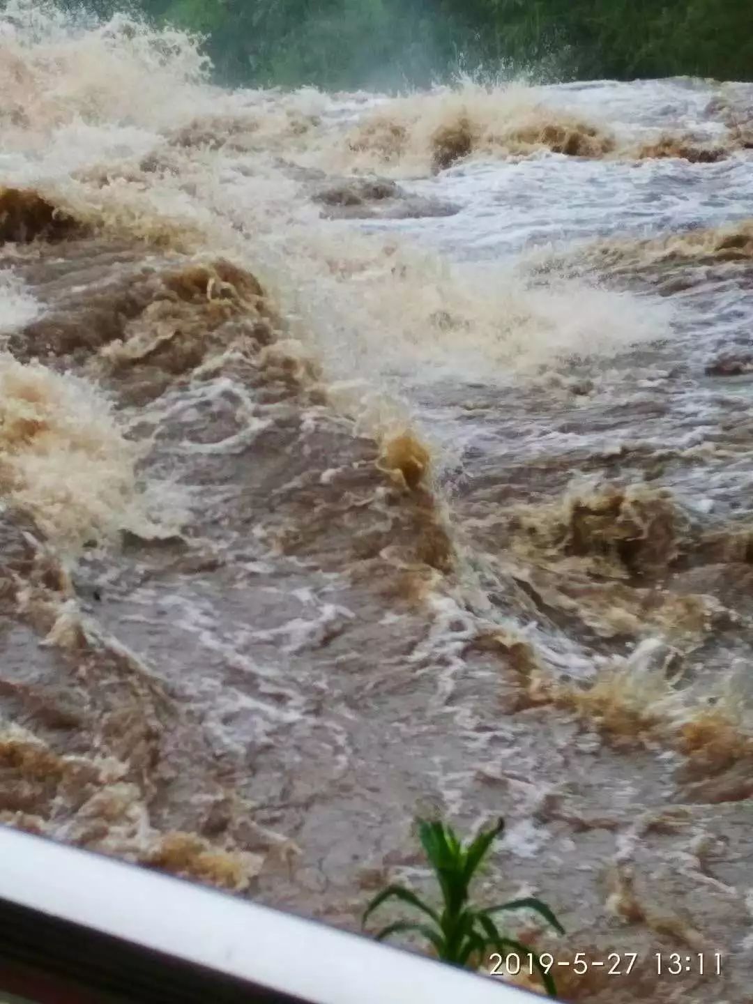 武功山遭暴雨袭击,洪水滚滚(视频)