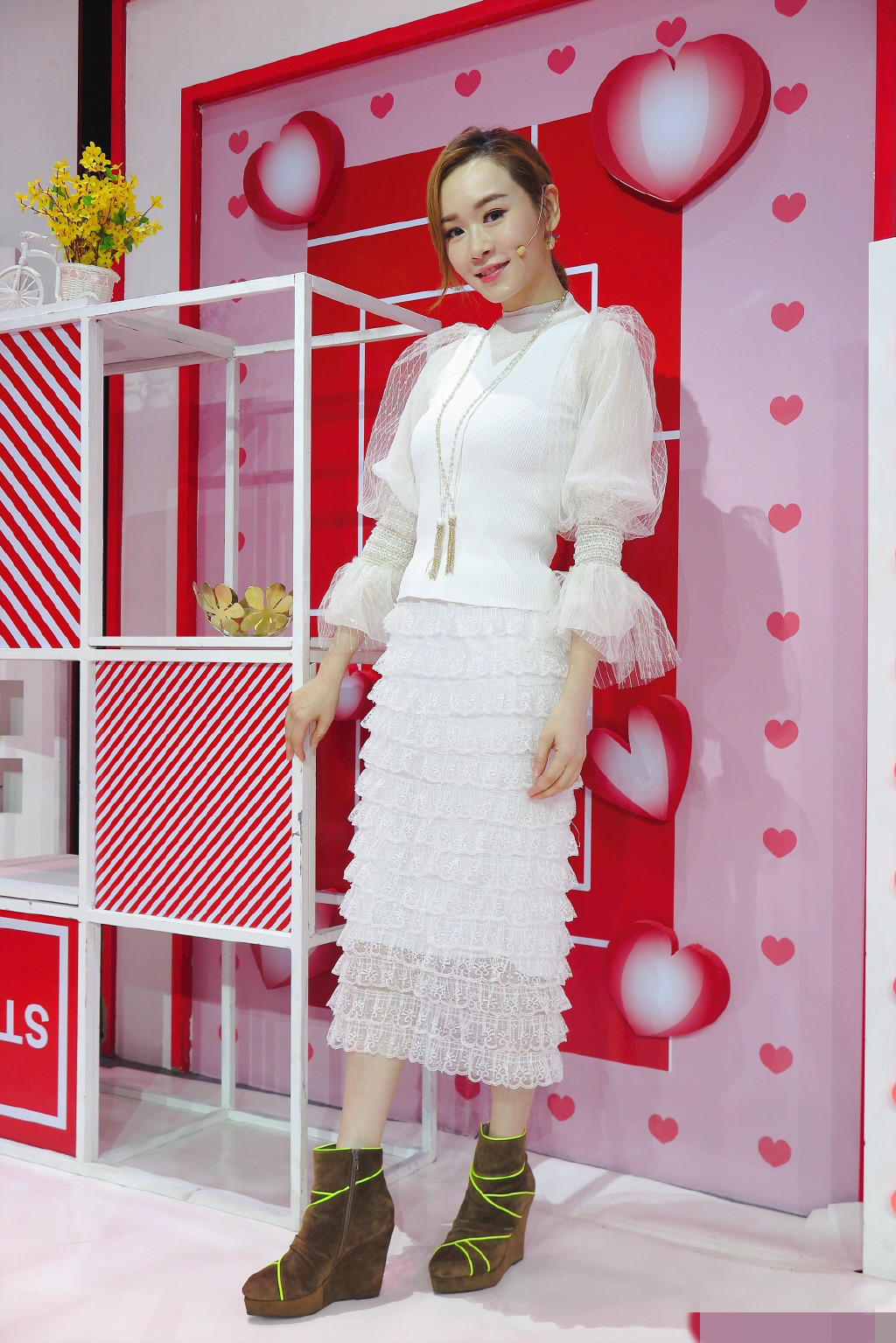 原创港姐杨思琦露背礼服配马尾身材抢镜,气质又甜美,哪像41岁的辣妈