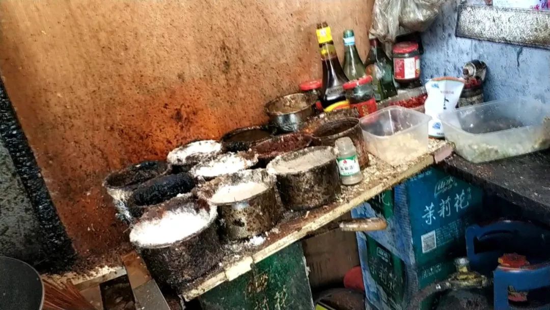 厨房比厕所还脏,送外卖的小哥怒了!