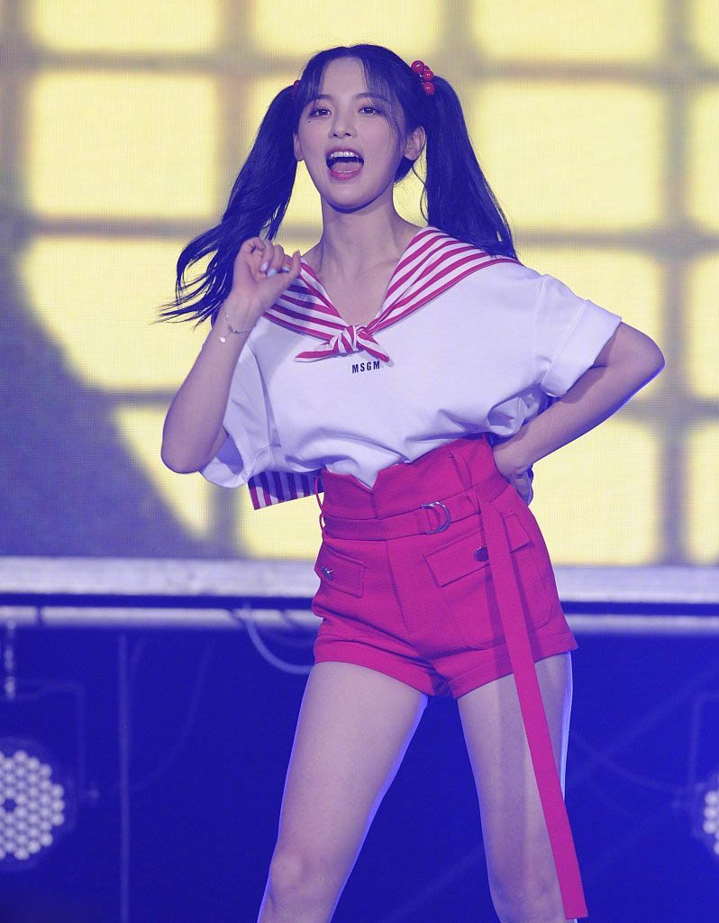 杨超越cos美少女,水手服穿的美感全无,大粗腿还意外抢镜