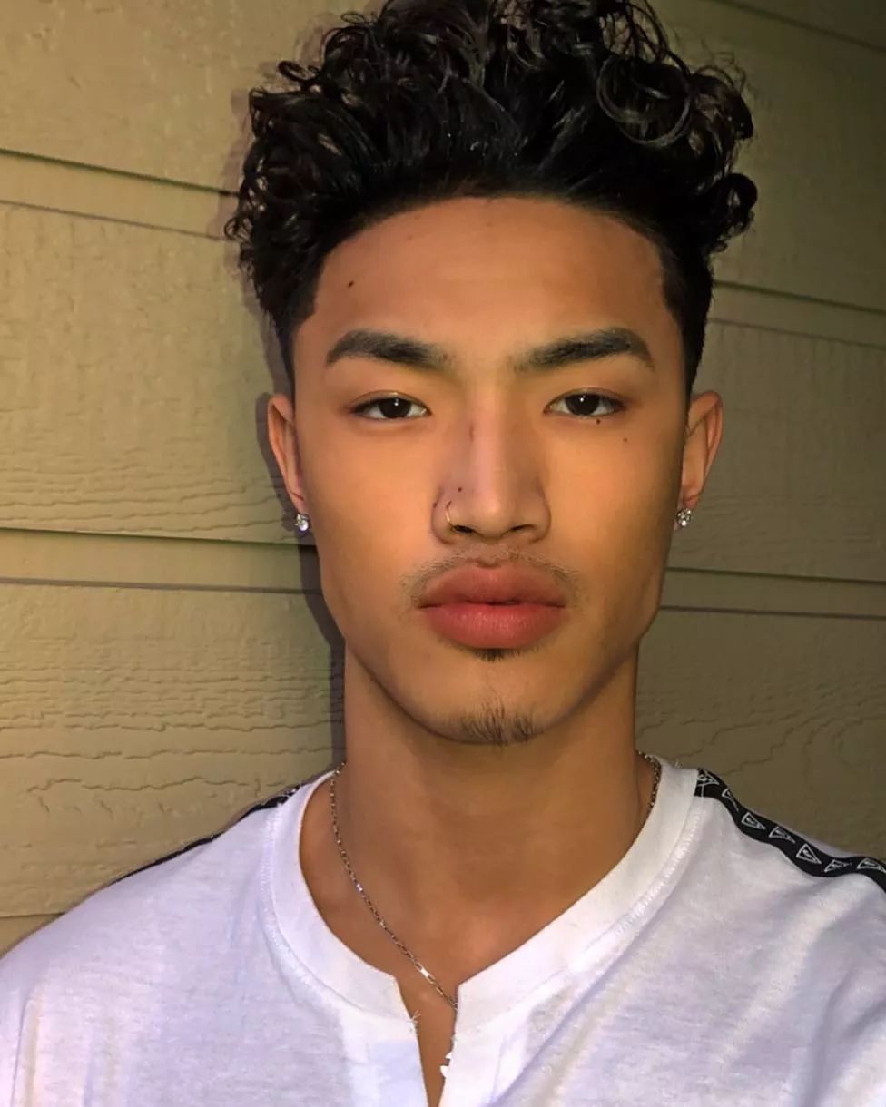 原创非亚混血男模走红网络这脸真的很有特色