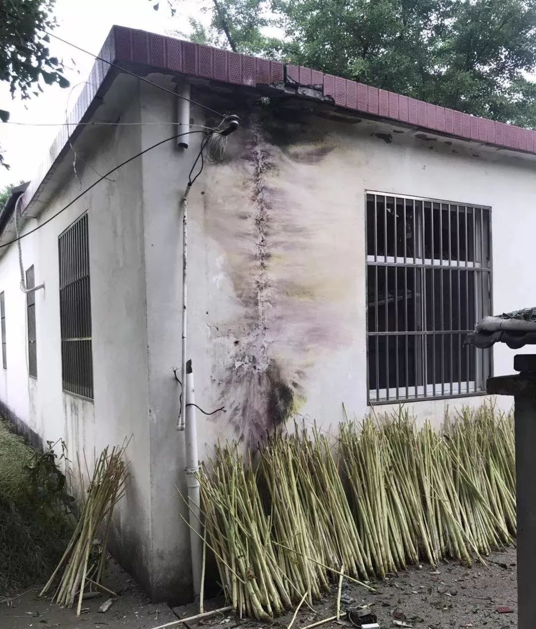 火球进家泰州一民房突遭雷击房顶被击穿接下来