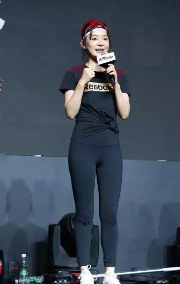 但是这风格完全不一样啊,杨幂穿着紧身短裤显得很娇小,而袁姗姗这腿粗