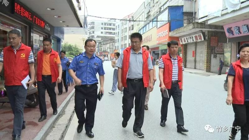 谢桂坤一行沿着新宁北路,北楼岗,十三行,银岗路边走边看,沿途察看城中