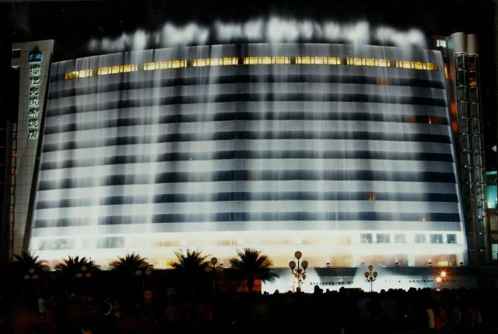 桂林最有名的酒店45米高的人造瀑布引无数游客围观