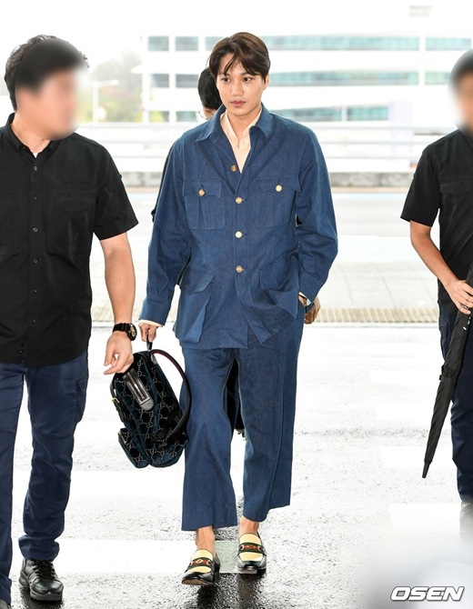 exo金钟仁现身机场 用颜值撑起"老干部套装"【组图】
