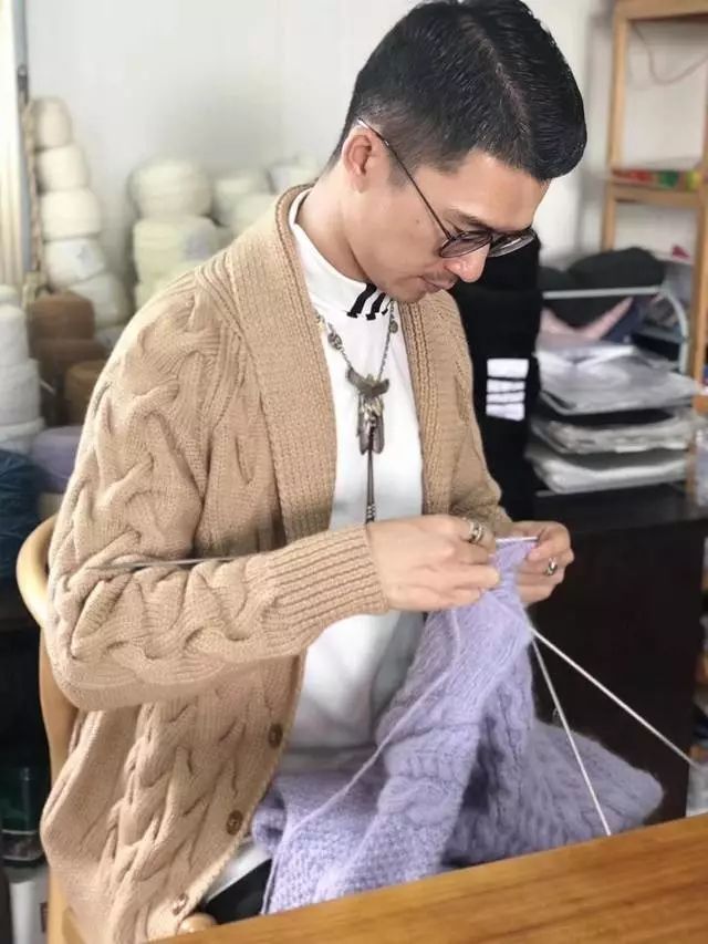 "选择销售手工针织衣物,和我妈妈有重要的关系",潘锐彬介绍,母亲25岁