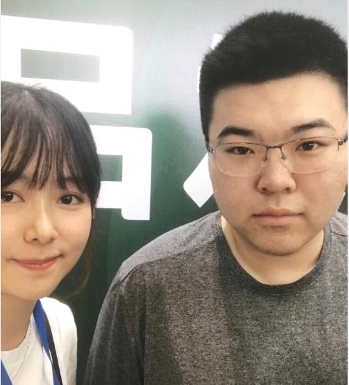 4am全体参加线下活动韦神被粉丝夸好瘦微表情回应亮了