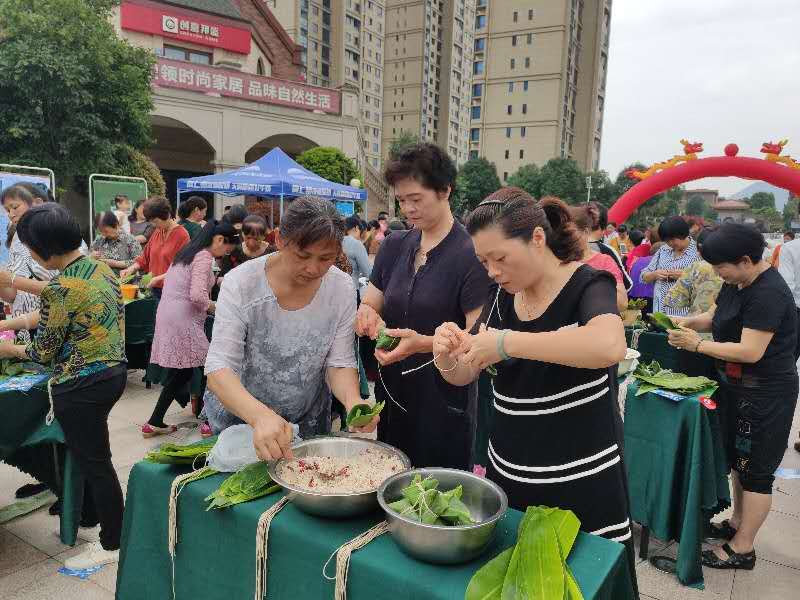 "佳节到,爱心传"玖珑社区携手梅园国际,碧桂园物业举办包粽子活动