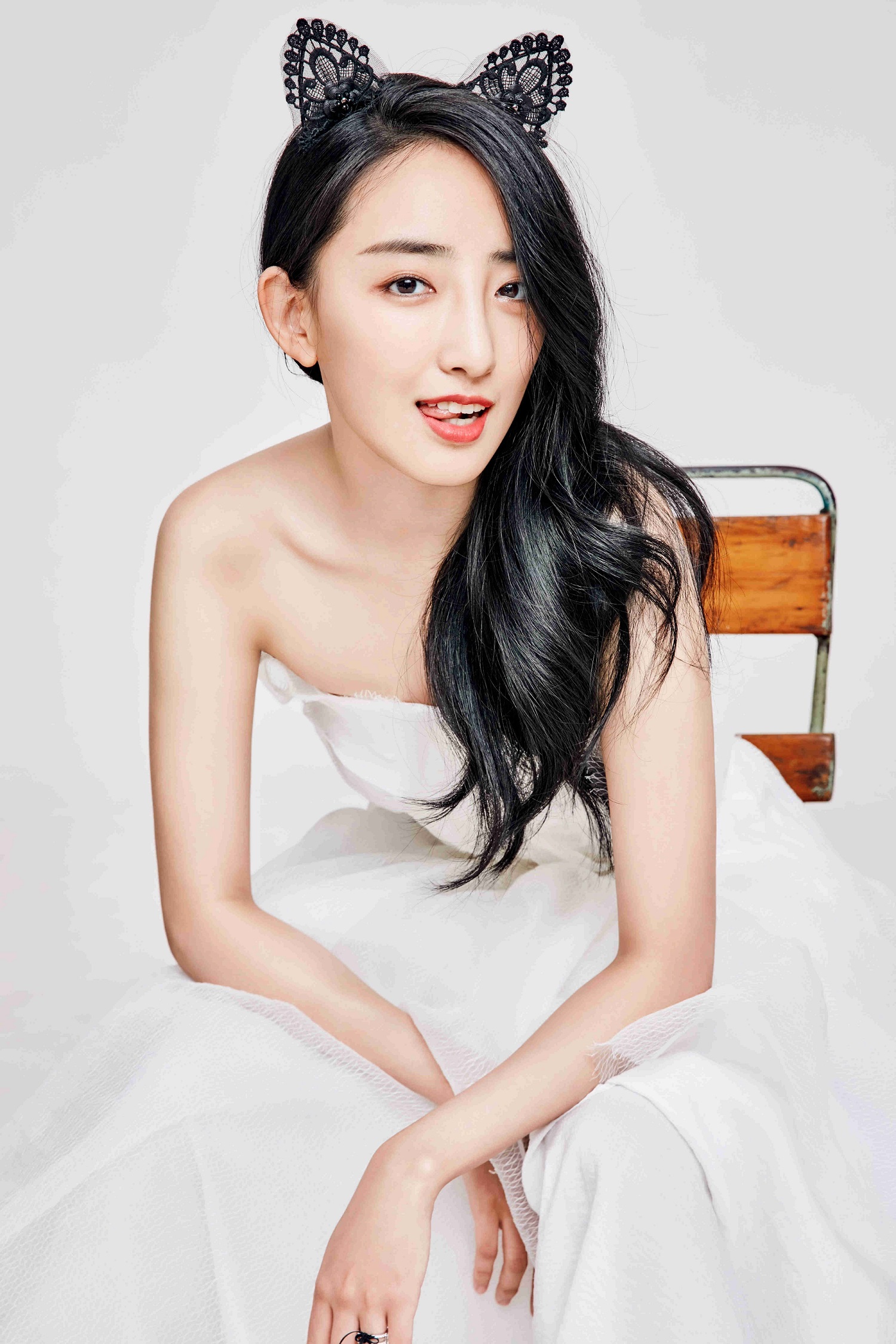 曲凌子白裙写真曝光尽显少女灵动娇俏