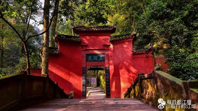 早在1800多年前的东汉时期,道教创始人张陵就在青城山结茅传道,创立