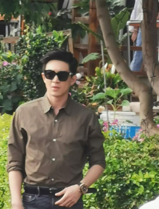 原创偶遇林更新拍戏,女网友出镜做群演,林更新戴墨镜散发大佬气息