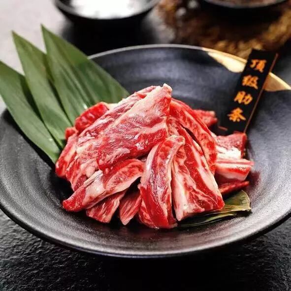 和牛肋条烤到外皮微微焦黄,内里的油脂化开,包裹着紧实的肉身,轻咬