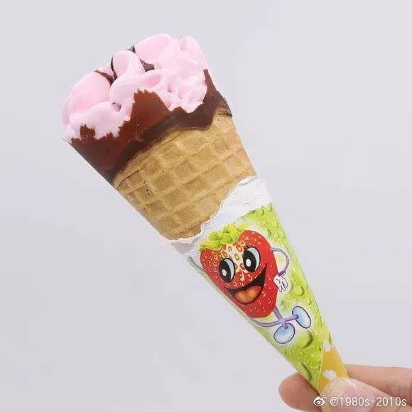 原来还有跟这个一个形状的教鲨鱼头的冰淇淋……印象很深就是小学办