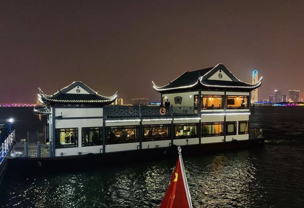金鸡湖夜景这么美,一起坐船夜游吧!