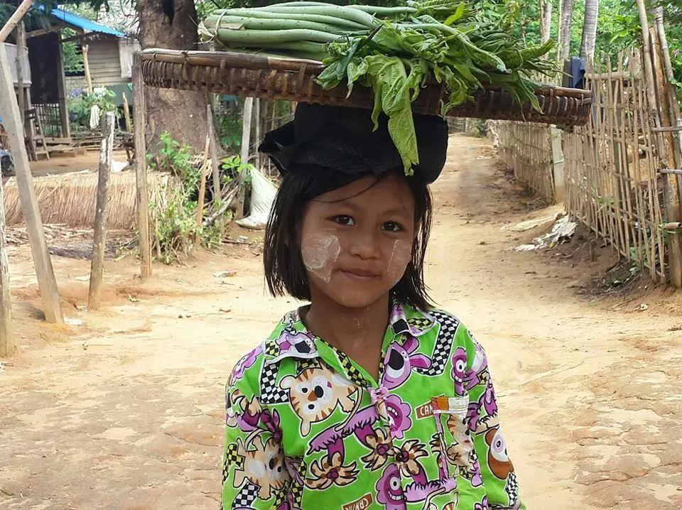 卖菜赚取学费的贫穷小女孩乐观心态让人称赞