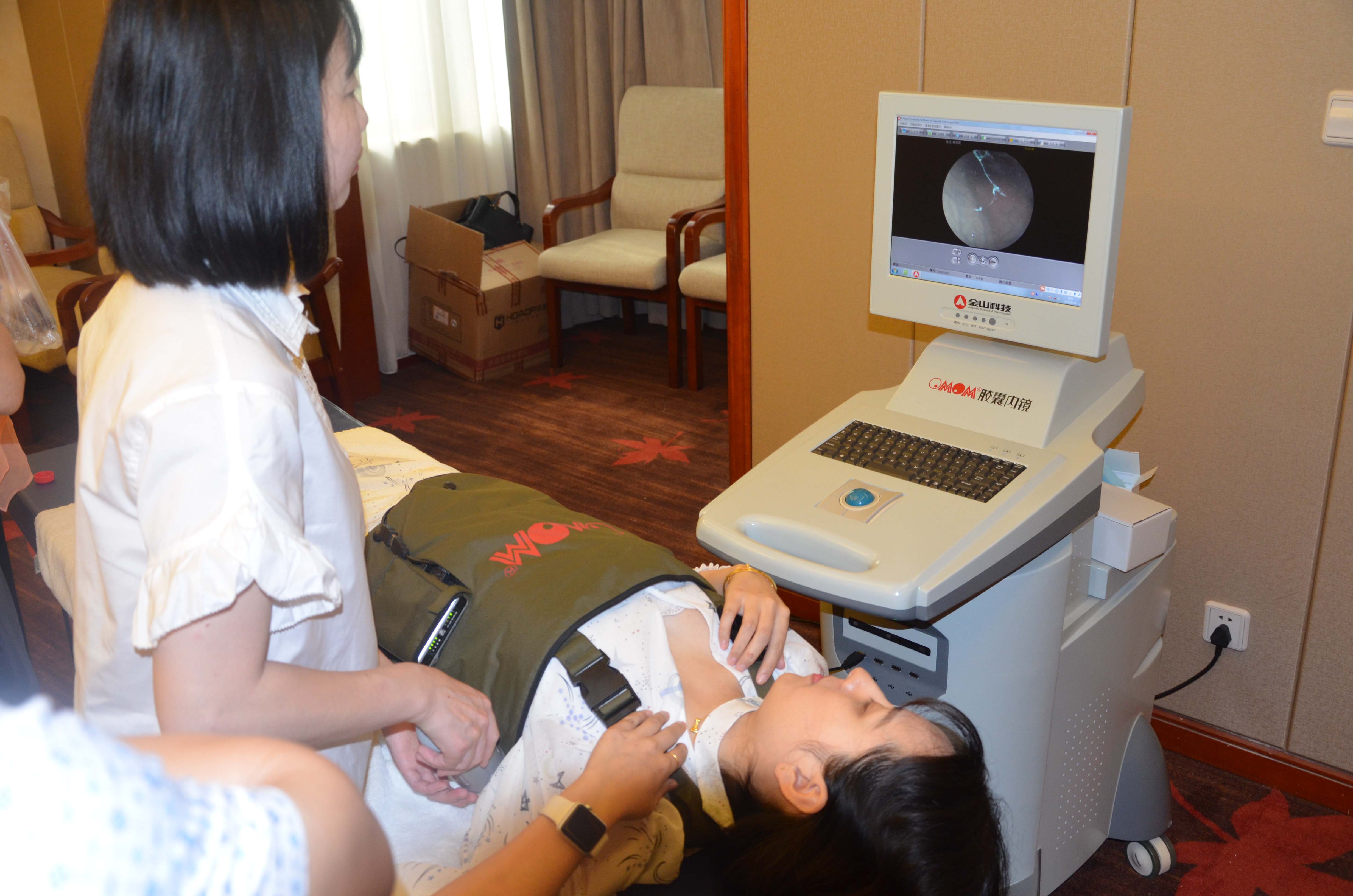 胶囊胃镜是一种胃部影像无线实时监测系统,此系统由智能胶囊,姿态控制