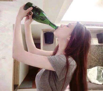 爆笑gif趣图:妹子,从你喝酒的姿势能看出来,海量不小啊,在下佩服!