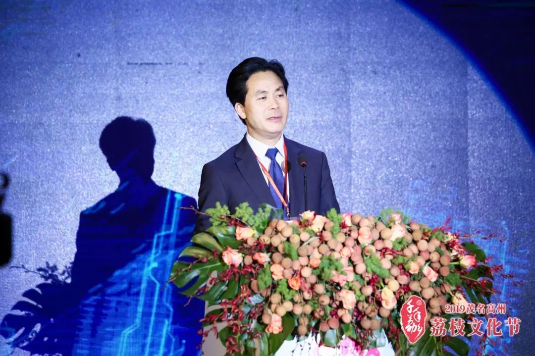 高州市委副书记,市长朱春保向本次招商大会的与会嘉宾介绍高州的各类