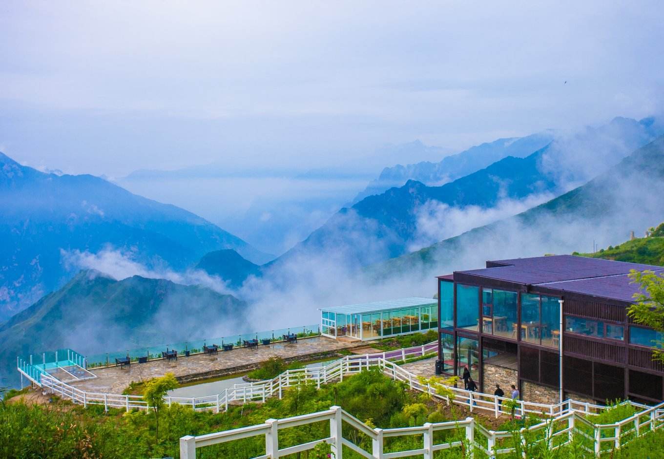 浮云牧场山路环绕图片图片