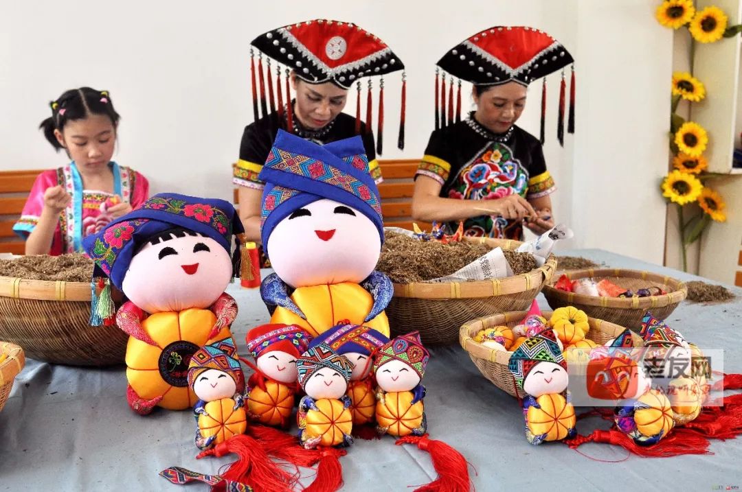 上林县霞客桃源景区设有"渡河公"制作技艺传习基地,景区周边妇女通过