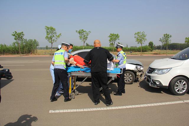 原平市公安局交警大队组织开展道路交通事故应急处置实战演练活动