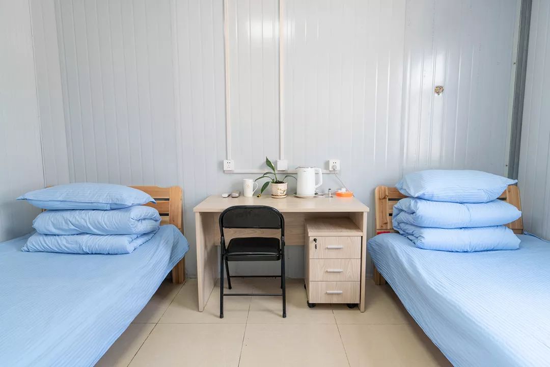 依旧采用飞檐,粉墙黛瓦的建筑特点,可供144人住宿,每间宿舍的墙面上均