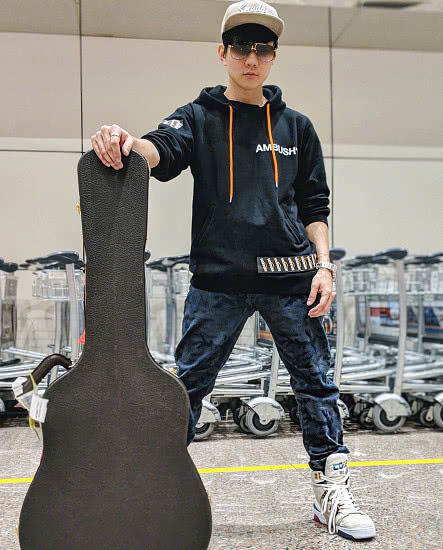 有种"炫富"叫林俊杰晒鞋,81万不算贵,网友:行走的银行_鞋子