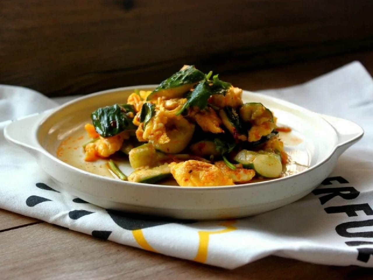 老干妈,食用盐,料酒【其它配料】:大蒜,香菜【鸡蛋拌黄瓜的制作过程】