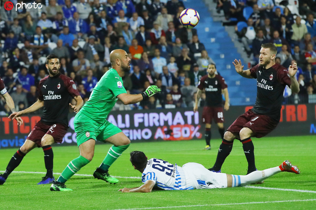 高清图:小罗马竖大拇指安慰球迷 加图索眼神迷茫