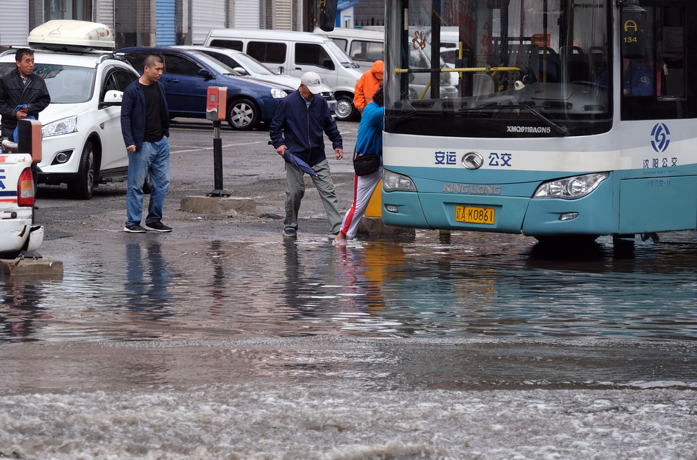 辽宁沈阳降大雨 部分路段积水严重