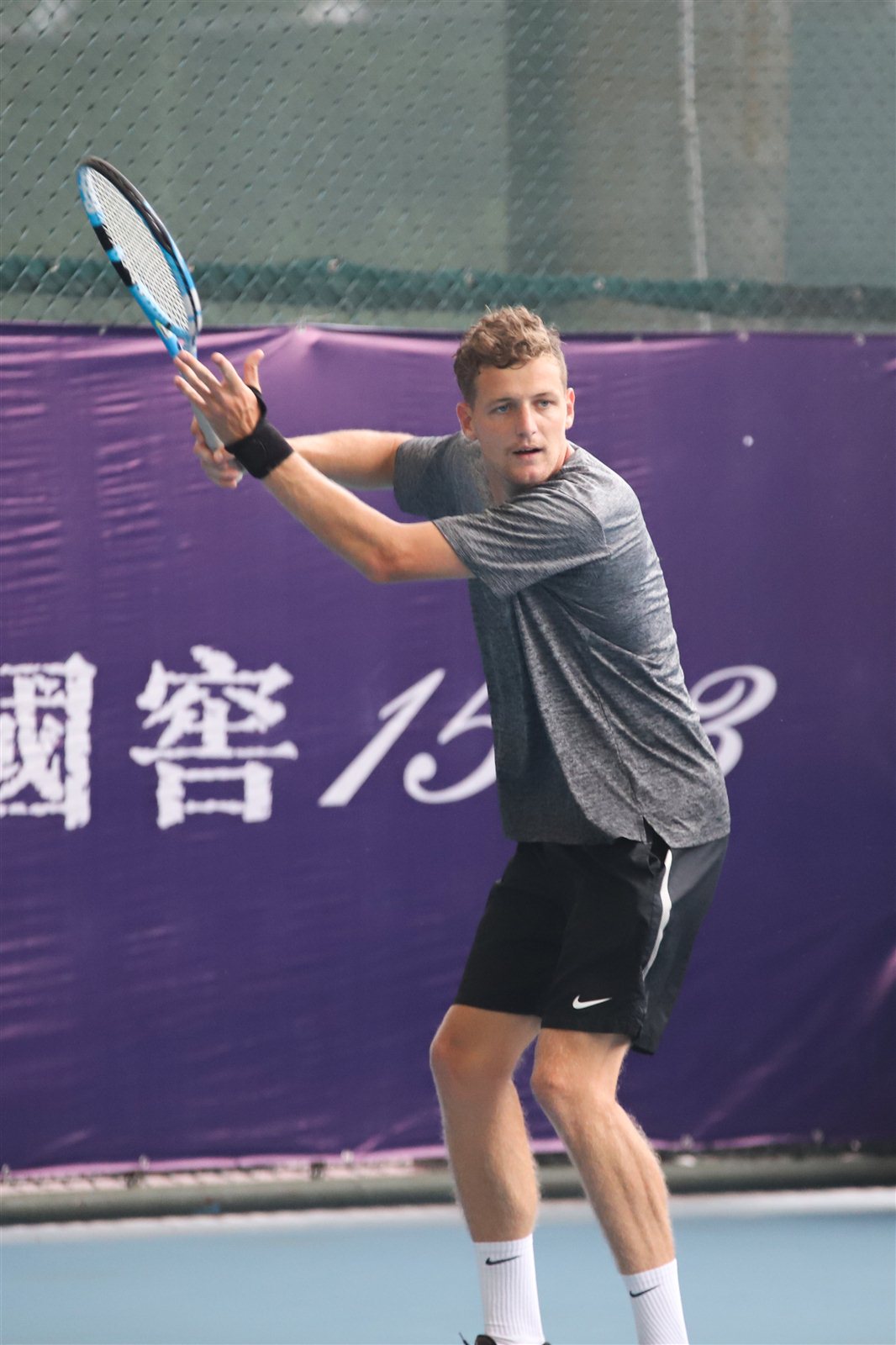 涵 (中国)在今天进行的男单预选首轮赛事中,莫业聪6-2,6-0击败王浩帆