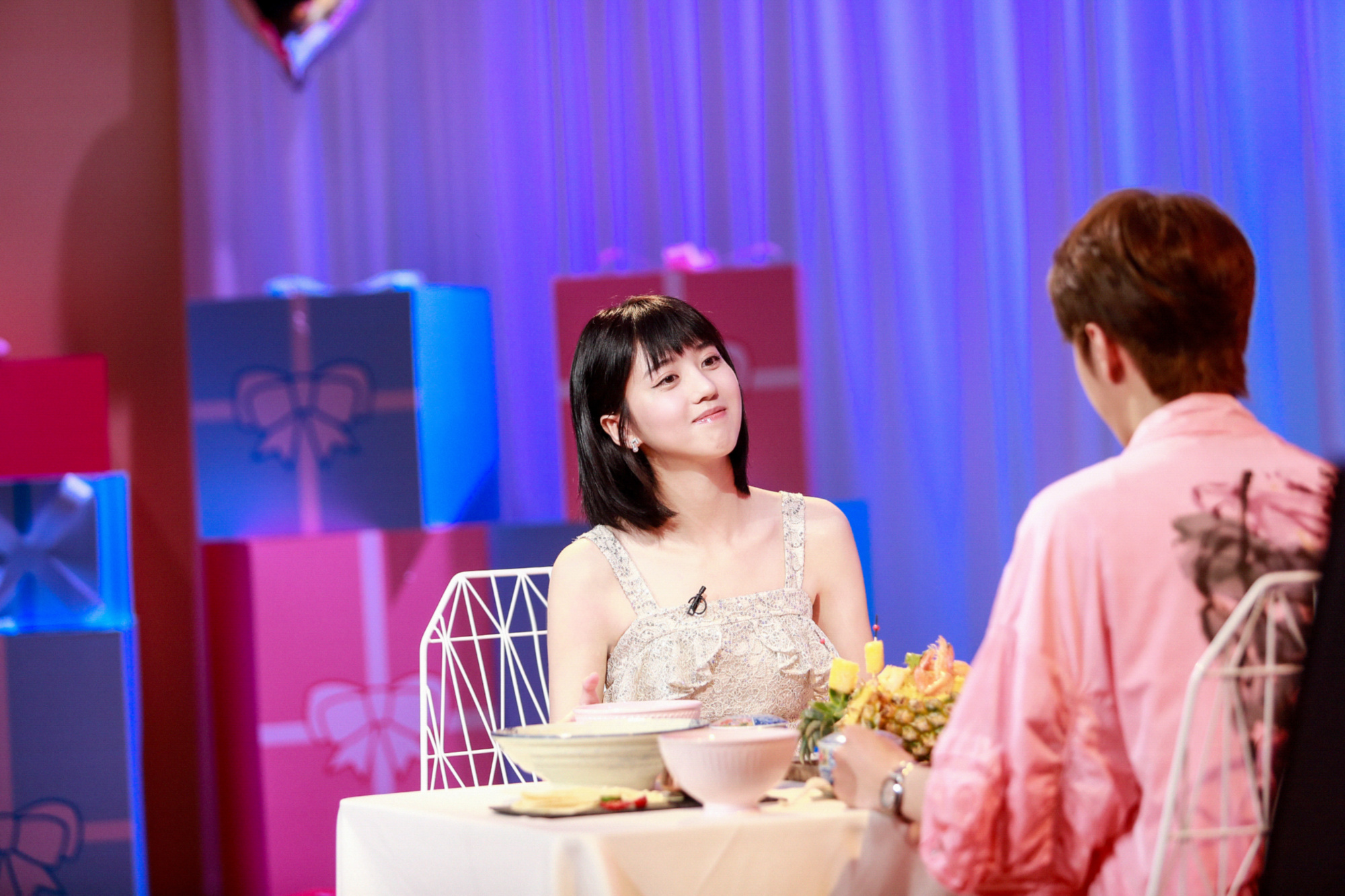 李凯馨做客《天天向上》 约会王一博秒变"湘琴"_美食