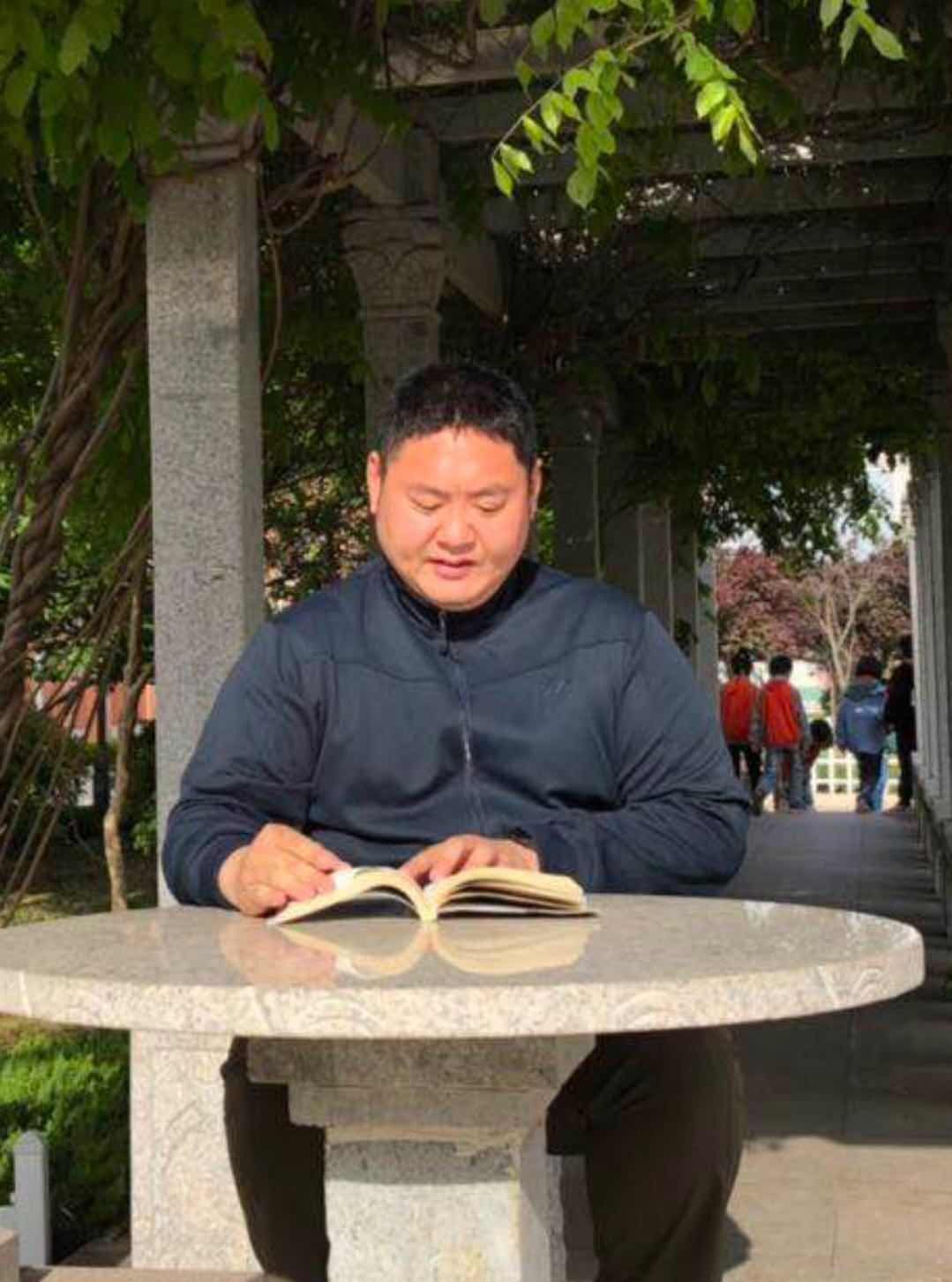 肥城龙山小学凤山校区刘传伟老师《哈佛凌晨四点半》是作家韦秀英的