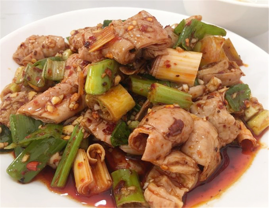 一定要来上一份凉拌肥肠,大葱蒜头和肥肠浇上地道的四川红油辣子,端上