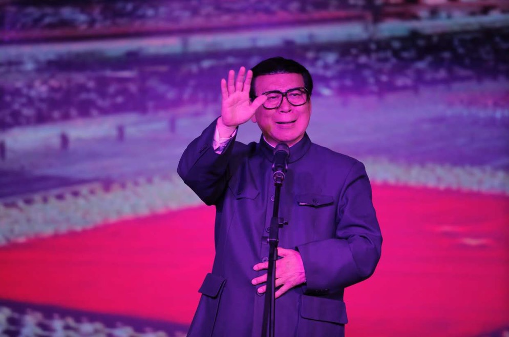 任世和先生师从相声演员姜昆门下,从小热爱艺术,尤其在模仿名人伟人