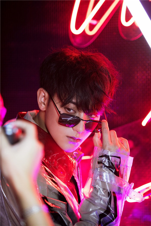 黄子韬风衣造型魅力演绎霓虹光影