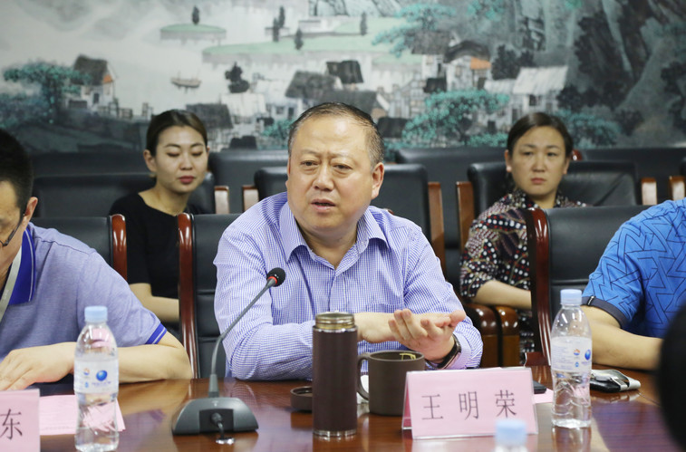 光合新兴产业集团董事长王明荣会上,青岛动车小镇投资集团董事长李兴