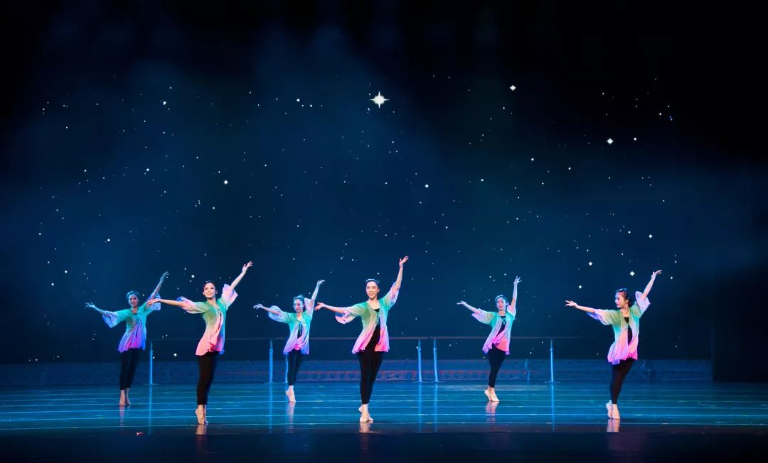 《陪 伴》指导老师:李虹虹舞蹈《沂 蒙 情》指导老师:熊佳舞蹈《灼灼