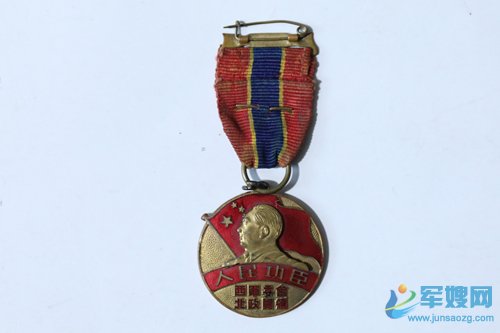 1950年,西北军政委员会颁布了《解放大西北人民功臣奖章条例》,张富清