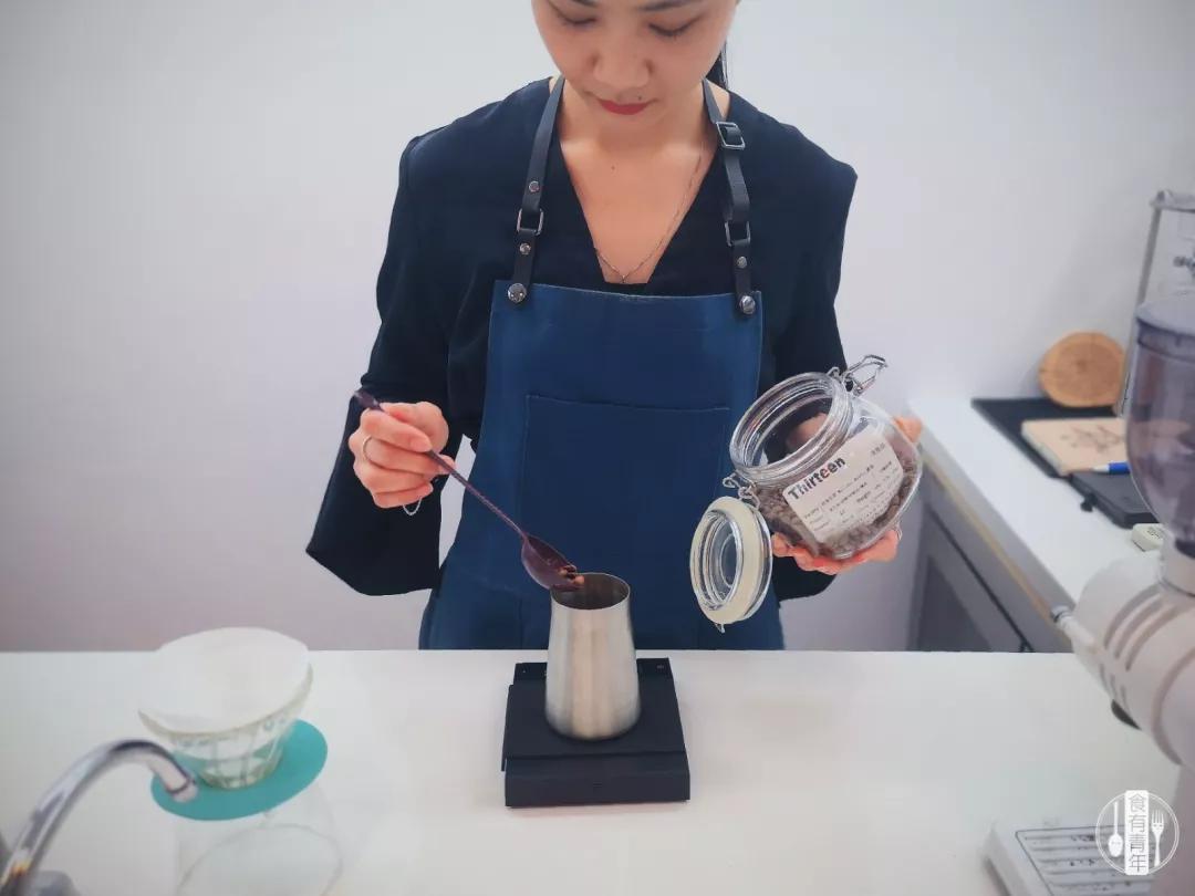 看她手势就熟行熟路,很快一杯带冰杯的手冲完成.