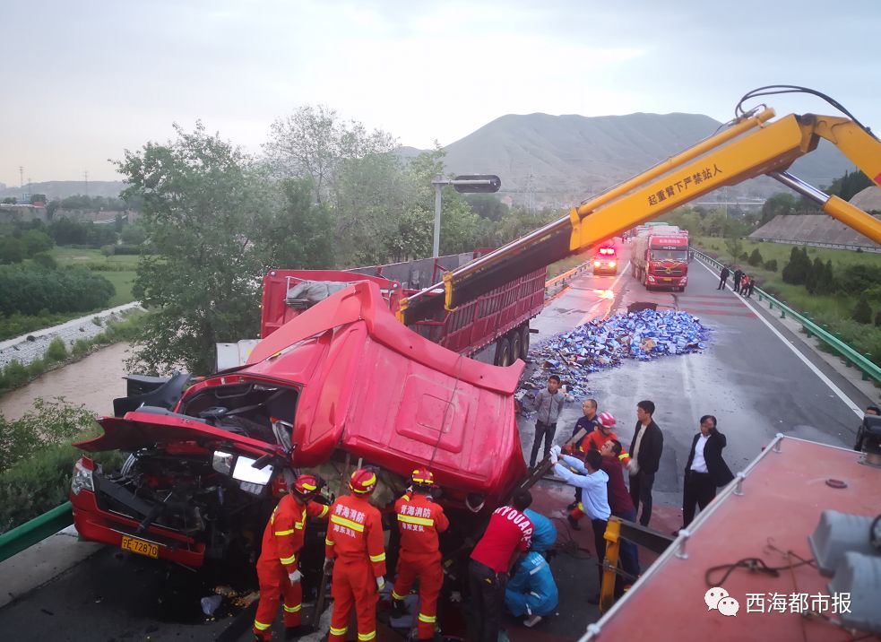 5月26日凌晨5点左右,g6京藏高速民和至乐都方向旱台子隧道口两辆半