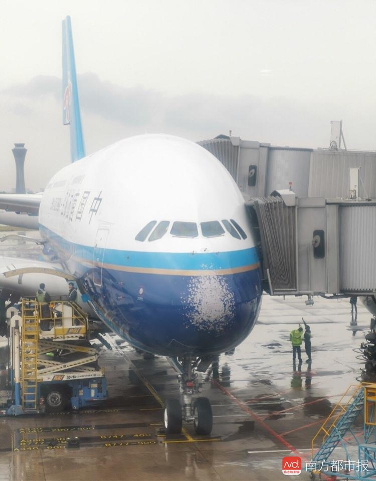 六问南航a380风挡破裂:资深机长称内层玻璃未破损可安全飞行
